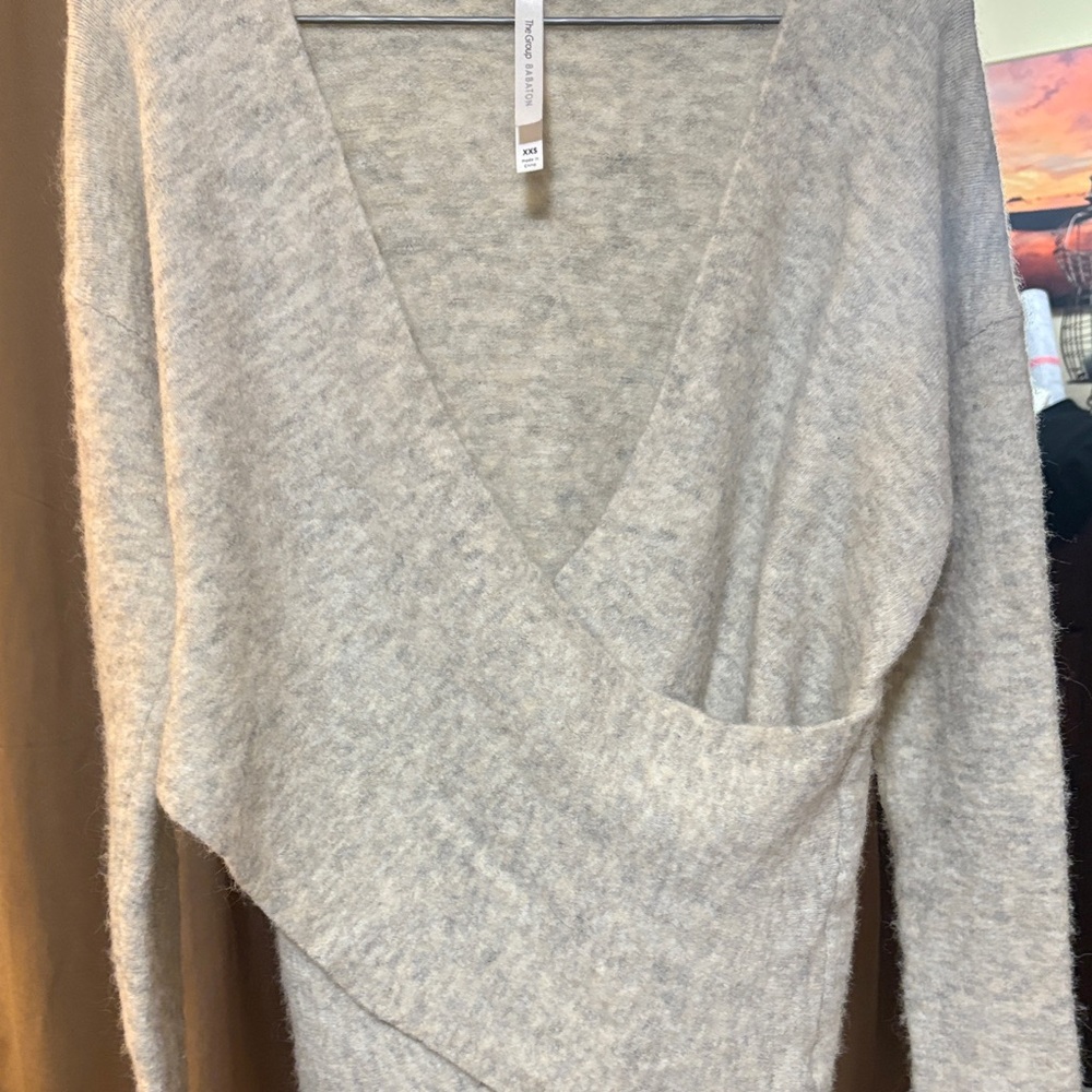 Babaton Light Grey/Cream, V-Neck Sweater Sz XXS